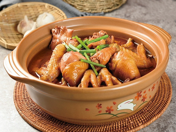 浓汤鸡煲推荐菜:沙道湾鸡火锅位于唐山市路北区龙泽北路绿锦园西门