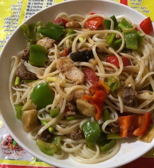 炒烤肉拌面图片