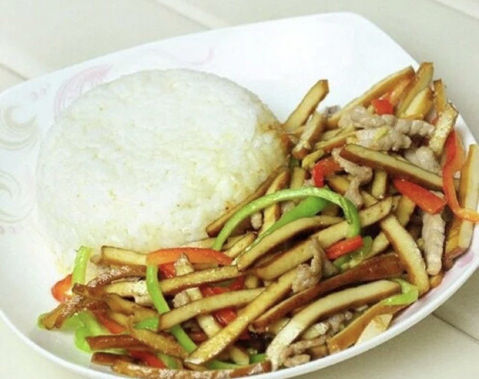 豆干肉丝盖饭图片