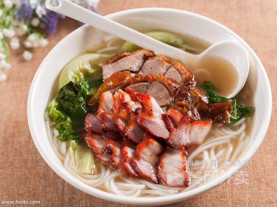 叉烧烧鹅汤粉图片