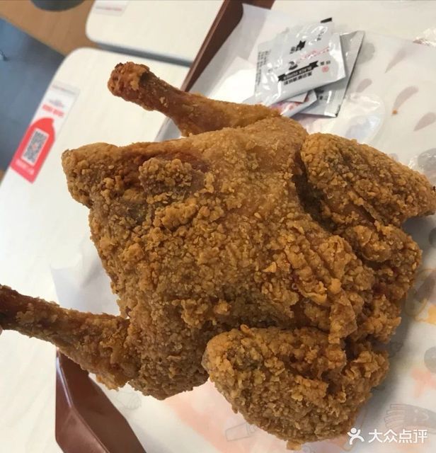 蜜汁手扒鸡推荐菜:华莱士汉堡店(灵溪城中店)位于温州市苍南县灵溪镇