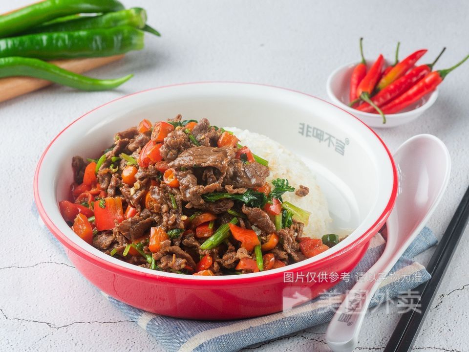 鲜炒黄牛肉盖码饭图片