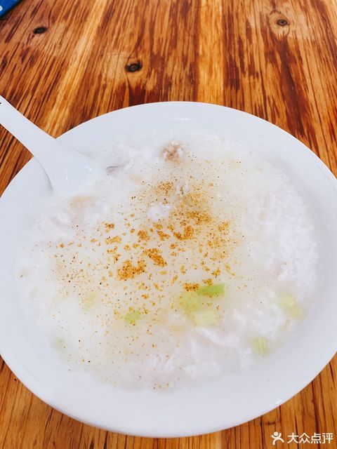 推荐菜:阿伦麻鱼粥位于汕尾市海丰县西华路五巷7号(西华路原味蒸饭