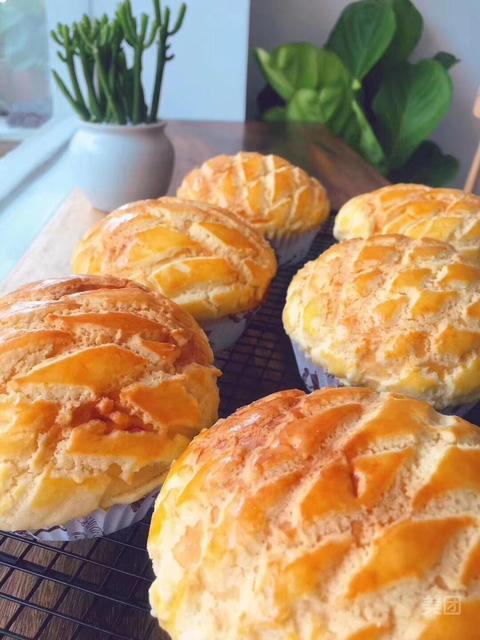 奶黄菠萝包图片