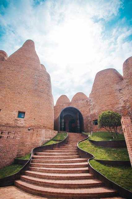 红河哈尼族彝族自治州弥勒市观光大道东风韵半朵云艺术会客厅电话