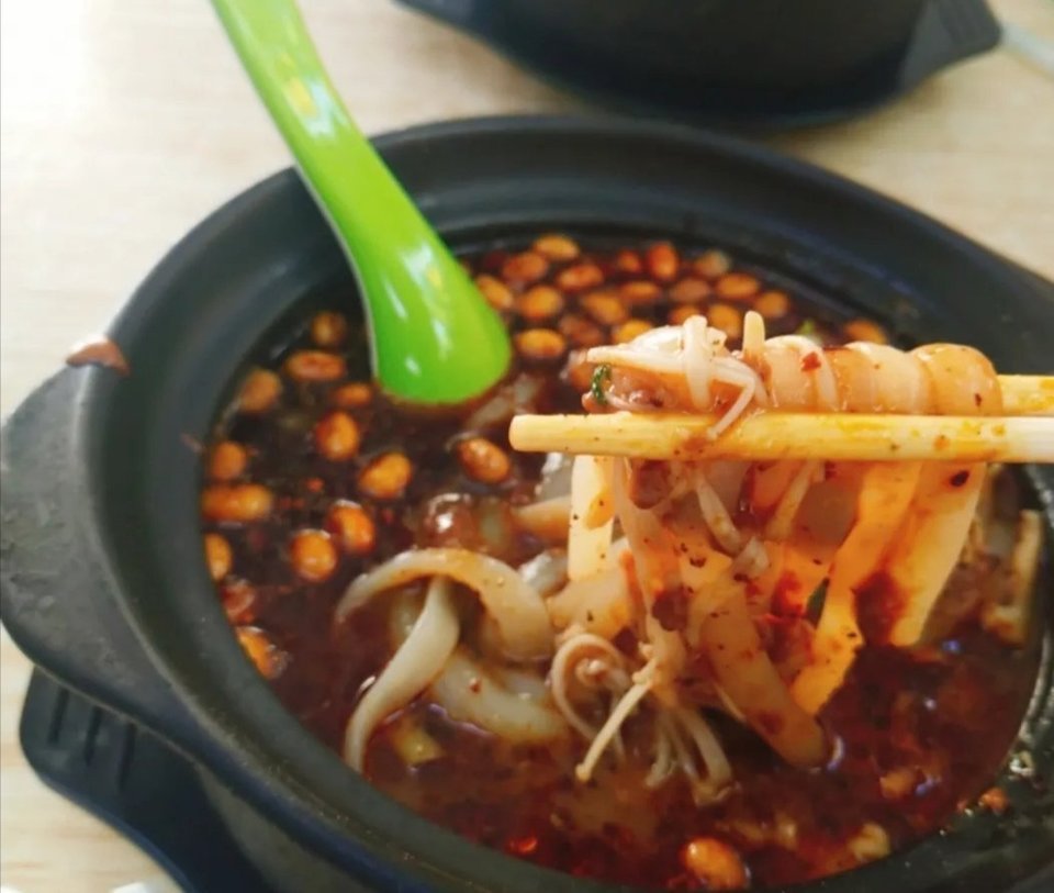 砂锅香辣牛筋面图片