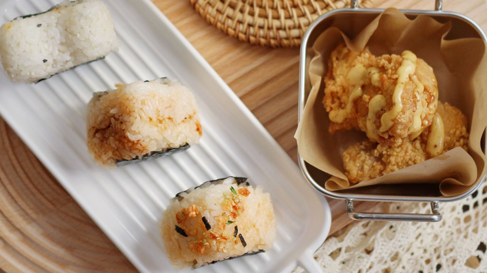 海苔肉松三角饭团图片