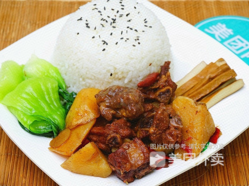 土豆烧排骨盖浇饭图片