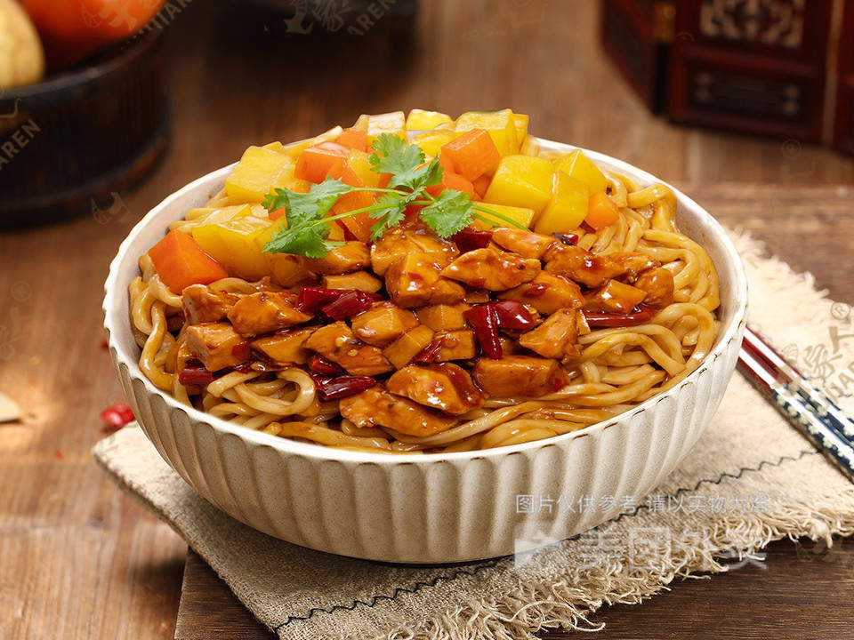 香辣鸡丁拌面图片