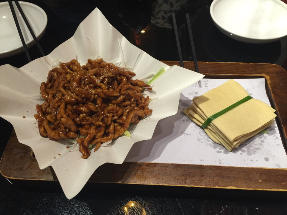 上品烤鸭推荐菜:皇城根北京风味主题餐厅(中海环宇城店)位于济南市市