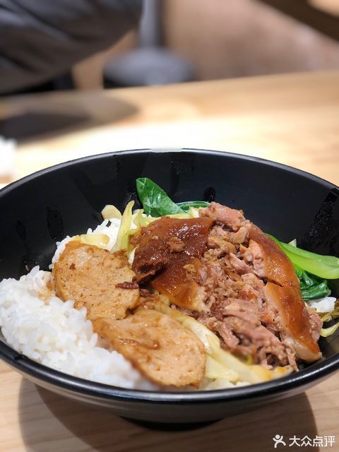 槑卤金牌猪脚饭momopark店