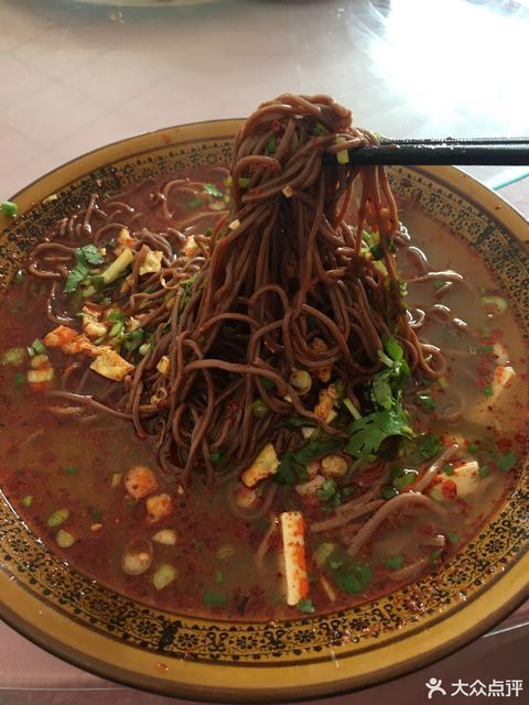 推荐菜:麟游血条面位于宝鸡市麟游县碑亭景区东南