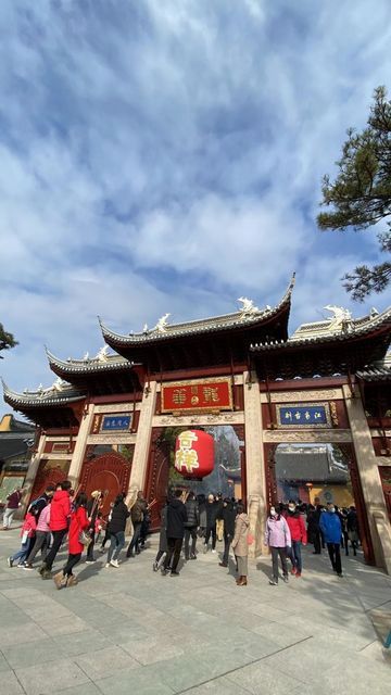 龙华寺位于上海市徐汇区龙华路2853号