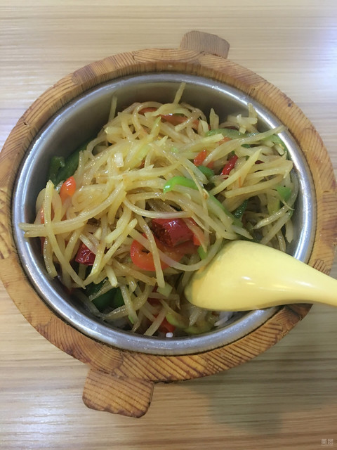 酸辣土豆丝木桶饭图片