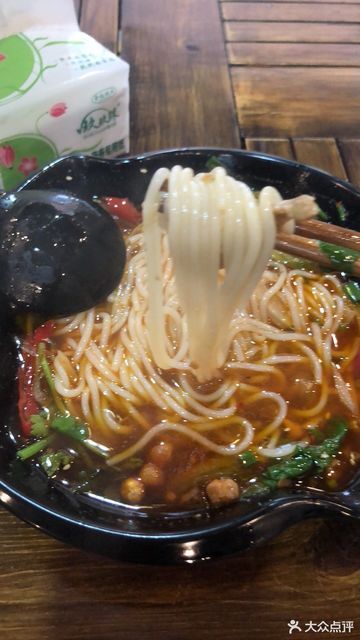 酸萝卜肉丝米线图片