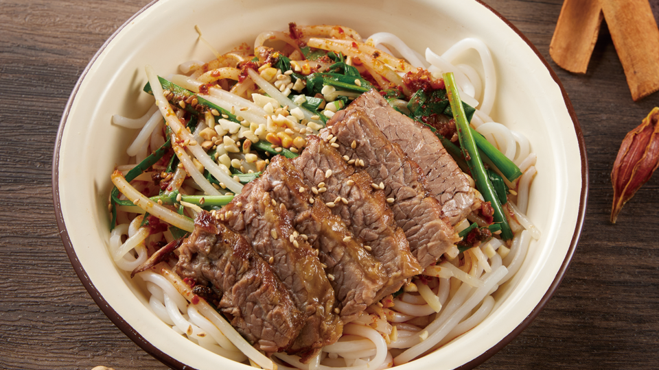 招牌云南牛肉干拌卤米线图片